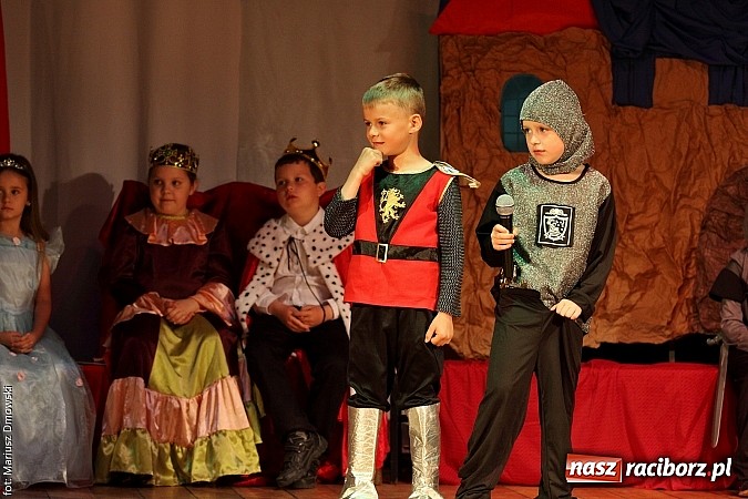 Zdjęcie w galerii na portalu naszraciborz.pl: Scena w Kuźni Raciborskiej pękała w szwach. 130 młodych aktorów na scenie MOKSiR wiadomości z regionu