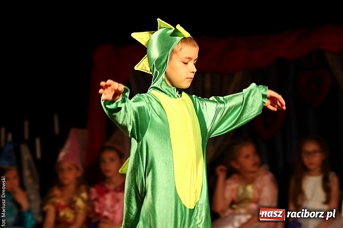 Zdjęcie w galerii na portalu naszraciborz.pl: Scena w Kuźni Raciborskiej pękała w szwach. 130 młodych aktorów na scenie MOKSiR wiadomości z regionu