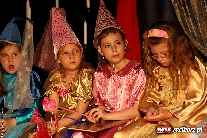 Zdjęcie w galerii na portalu naszraciborz.pl: Scena w Kuźni Raciborskiej pękała w szwach. 130 młodych aktorów na scenie MOKSiR wiadomości z regionu