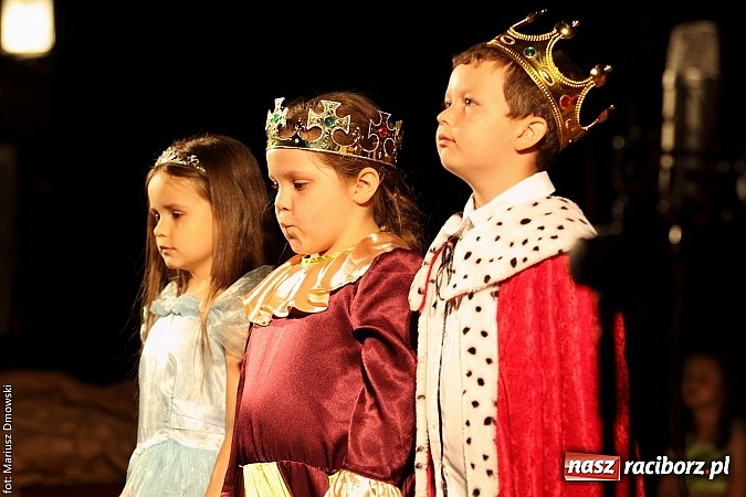 Zdjęcie w galerii na portalu naszraciborz.pl: Scena w Kuźni Raciborskiej pękała w szwach. 130 młodych aktorów na scenie MOKSiR wiadomości z regionu