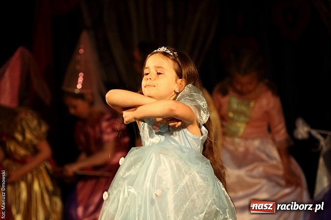 Zdjęcie w galerii na portalu naszraciborz.pl: Scena w Kuźni Raciborskiej pękała w szwach. 130 młodych aktorów na scenie MOKSiR wiadomości z regionu