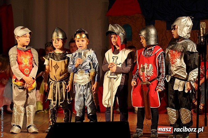 Zdjęcie w galerii na portalu naszraciborz.pl: Scena w Kuźni Raciborskiej pękała w szwach. 130 młodych aktorów na scenie MOKSiR wiadomości z regionu