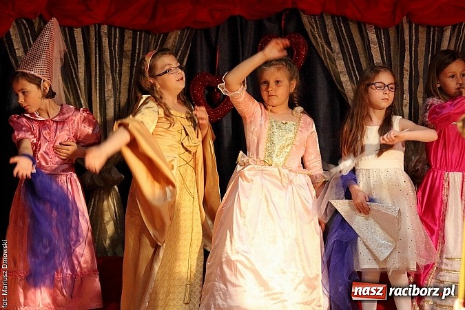 Zdjęcie w galerii na portalu naszraciborz.pl: Scena w Kuźni Raciborskiej pękała w szwach. 130 młodych aktorów na scenie MOKSiR wiadomości z regionu