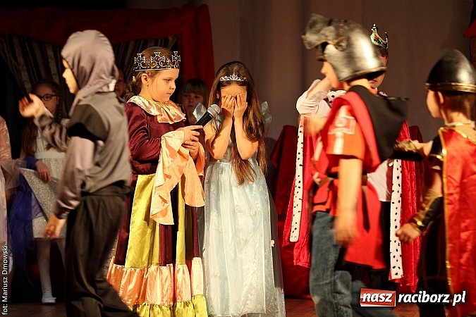 Zdjęcie w galerii na portalu naszraciborz.pl: Scena w Kuźni Raciborskiej pękała w szwach. 130 młodych aktorów na scenie MOKSiR wiadomości z regionu