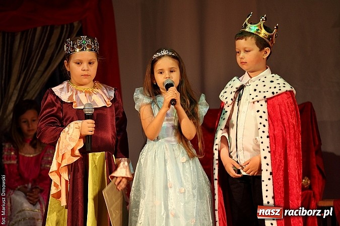 Zdjęcie w galerii na portalu naszraciborz.pl: Scena w Kuźni Raciborskiej pękała w szwach. 130 młodych aktorów na scenie MOKSiR wiadomości z regionu