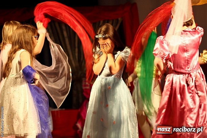 Zdjęcie w galerii na portalu naszraciborz.pl: Scena w Kuźni Raciborskiej pękała w szwach. 130 młodych aktorów na scenie MOKSiR wiadomości z regionu