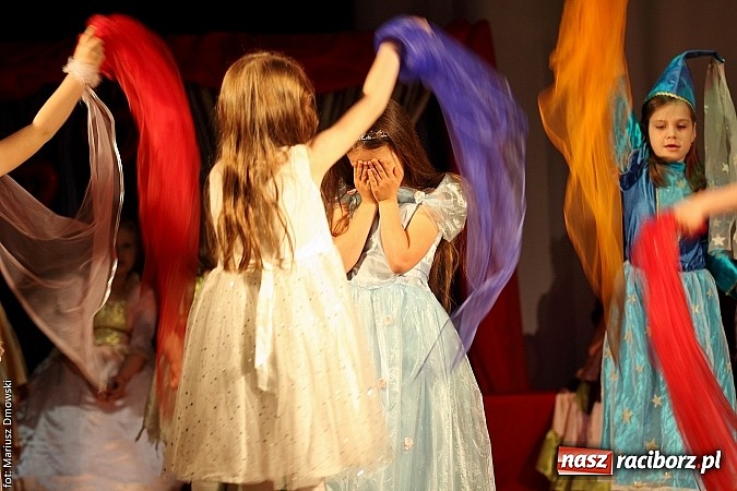 Zdjęcie w galerii na portalu naszraciborz.pl: Scena w Kuźni Raciborskiej pękała w szwach. 130 młodych aktorów na scenie MOKSiR wiadomości z regionu