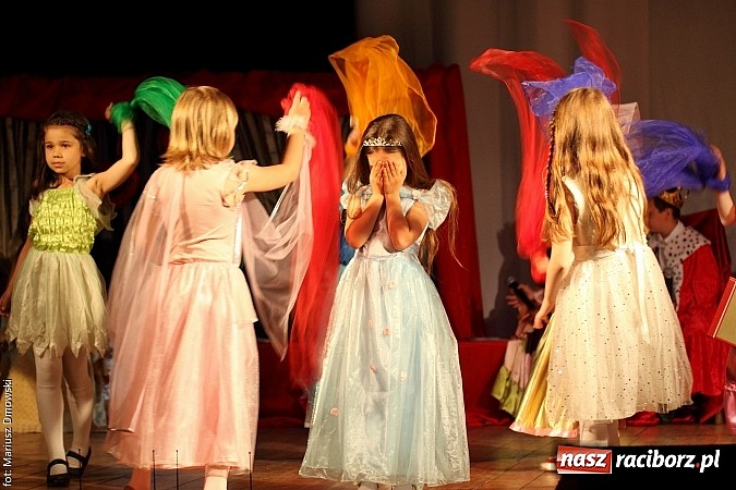 Zdjęcie w galerii na portalu naszraciborz.pl: Scena w Kuźni Raciborskiej pękała w szwach. 130 młodych aktorów na scenie MOKSiR wiadomości z regionu