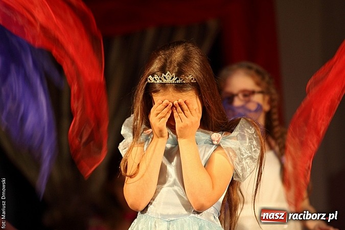 Zdjęcie w galerii na portalu naszraciborz.pl: Scena w Kuźni Raciborskiej pękała w szwach. 130 młodych aktorów na scenie MOKSiR wiadomości z regionu