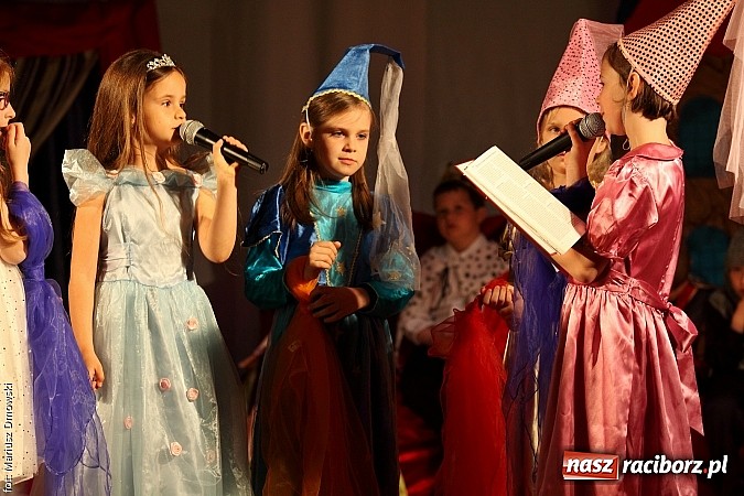 Zdjęcie w galerii na portalu naszraciborz.pl: Scena w Kuźni Raciborskiej pękała w szwach. 130 młodych aktorów na scenie MOKSiR wiadomości z regionu