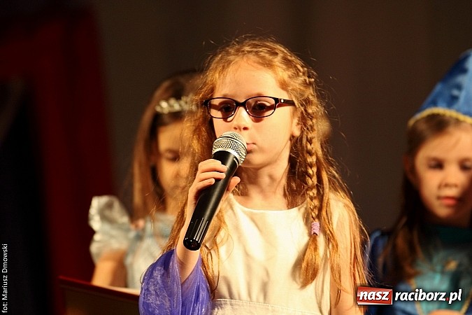 Zdjęcie w galerii na portalu naszraciborz.pl: Scena w Kuźni Raciborskiej pękała w szwach. 130 młodych aktorów na scenie MOKSiR wiadomości z regionu