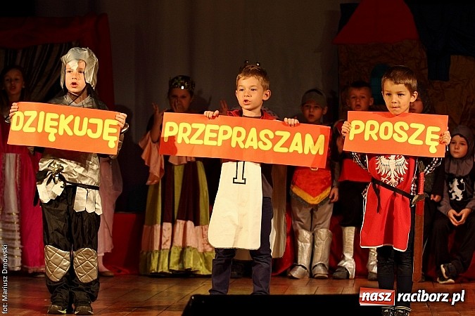 Zdjęcie w galerii na portalu naszraciborz.pl: Scena w Kuźni Raciborskiej pękała w szwach. 130 młodych aktorów na scenie MOKSiR wiadomości z regionu