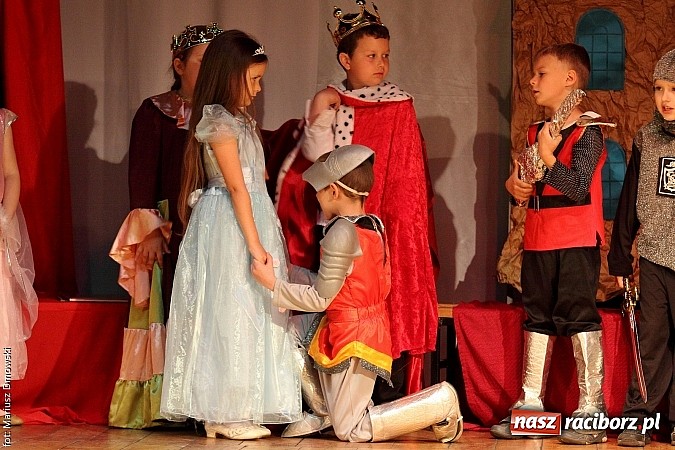 Zdjęcie w galerii na portalu naszraciborz.pl: Scena w Kuźni Raciborskiej pękała w szwach. 130 młodych aktorów na scenie MOKSiR wiadomości z regionu