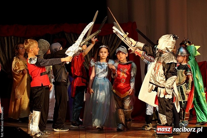 Zdjęcie w galerii na portalu naszraciborz.pl: Scena w Kuźni Raciborskiej pękała w szwach. 130 młodych aktorów na scenie MOKSiR wiadomości z regionu