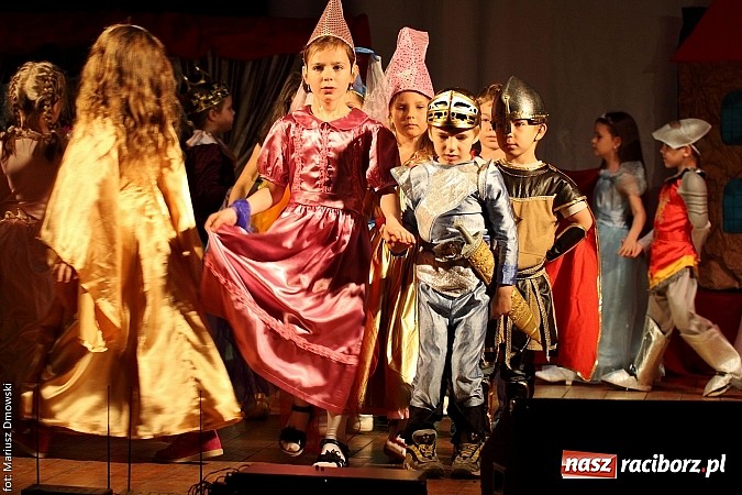 Zdjęcie w galerii na portalu naszraciborz.pl: Scena w Kuźni Raciborskiej pękała w szwach. 130 młodych aktorów na scenie MOKSiR wiadomości z regionu