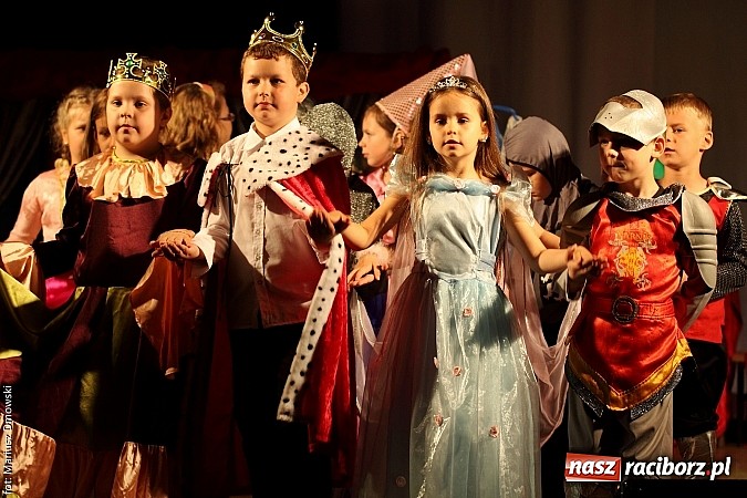 Zdjęcie w galerii na portalu naszraciborz.pl: Scena w Kuźni Raciborskiej pękała w szwach. 130 młodych aktorów na scenie MOKSiR wiadomości z regionu