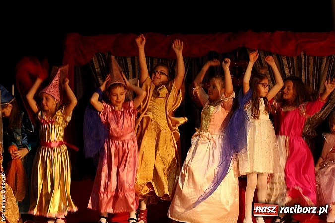 Zdjęcie w galerii na portalu naszraciborz.pl: Scena w Kuźni Raciborskiej pękała w szwach. 130 młodych aktorów na scenie MOKSiR wiadomości z regionu