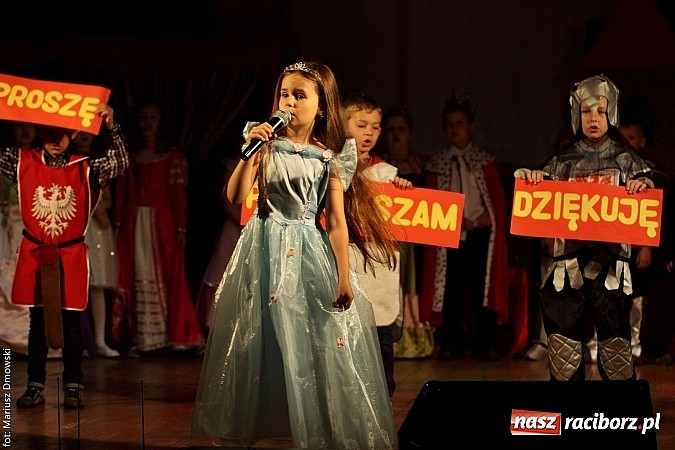 Zdjęcie w galerii na portalu naszraciborz.pl: Scena w Kuźni Raciborskiej pękała w szwach. 130 młodych aktorów na scenie MOKSiR wiadomości z regionu