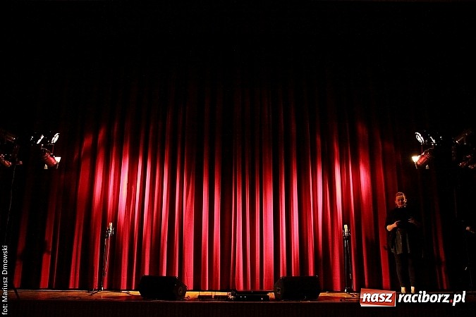 Zdjęcie w galerii na portalu naszraciborz.pl: Scena w Kuźni Raciborskiej pękała w szwach. 130 młodych aktorów na scenie MOKSiR wiadomości z regionu