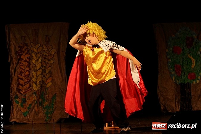 Zdjęcie w galerii na portalu naszraciborz.pl: Scena w Kuźni Raciborskiej pękała w szwach. 130 młodych aktorów na scenie MOKSiR wiadomości z regionu