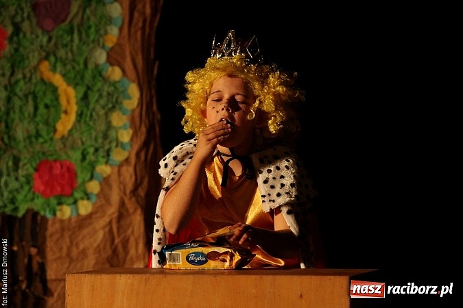 Zdjęcie w galerii na portalu naszraciborz.pl: Scena w Kuźni Raciborskiej pękała w szwach. 130 młodych aktorów na scenie MOKSiR wiadomości z regionu