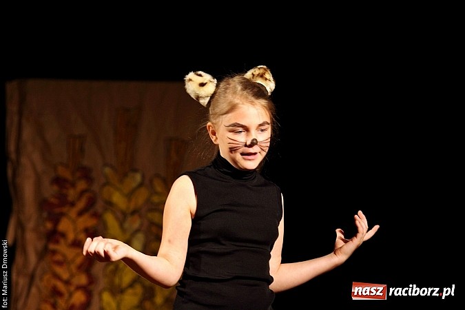 Zdjęcie w galerii na portalu naszraciborz.pl: Scena w Kuźni Raciborskiej pękała w szwach. 130 młodych aktorów na scenie MOKSiR wiadomości z regionu