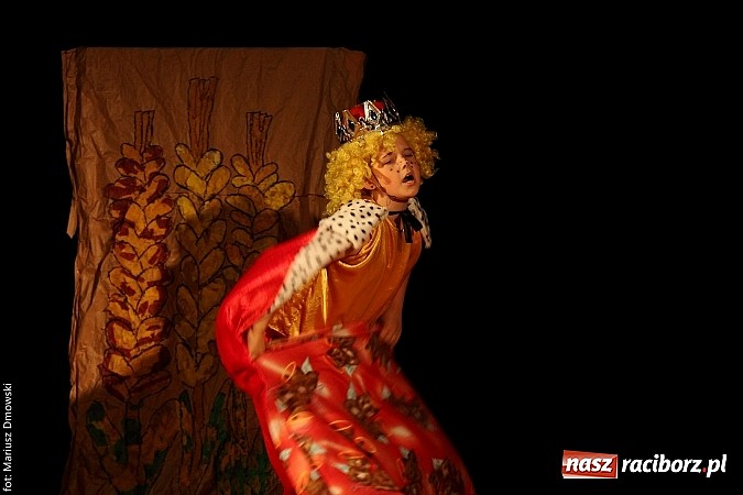 Zdjęcie w galerii na portalu naszraciborz.pl: Scena w Kuźni Raciborskiej pękała w szwach. 130 młodych aktorów na scenie MOKSiR wiadomości z regionu