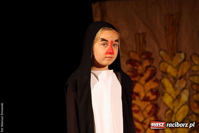 Zdjęcie w galerii na portalu naszraciborz.pl: Scena w Kuźni Raciborskiej pękała w szwach. 130 młodych aktorów na scenie MOKSiR wiadomości z regionu