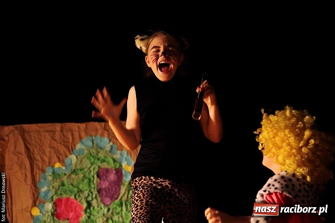 Zdjęcie w galerii na portalu naszraciborz.pl: Scena w Kuźni Raciborskiej pękała w szwach. 130 młodych aktorów na scenie MOKSiR wiadomości z regionu