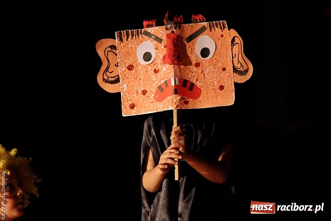 Zdjęcie w galerii na portalu naszraciborz.pl: Scena w Kuźni Raciborskiej pękała w szwach. 130 młodych aktorów na scenie MOKSiR wiadomości z regionu