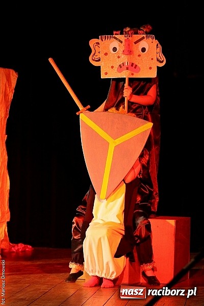 Zdjęcie w galerii na portalu naszraciborz.pl: Scena w Kuźni Raciborskiej pękała w szwach. 130 młodych aktorów na scenie MOKSiR wiadomości z regionu