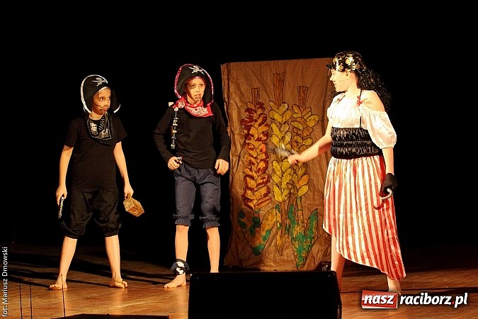 Zdjęcie w galerii na portalu naszraciborz.pl: Scena w Kuźni Raciborskiej pękała w szwach. 130 młodych aktorów na scenie MOKSiR wiadomości z regionu