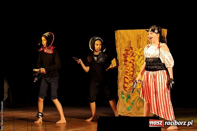 Zdjęcie w galerii na portalu naszraciborz.pl: Scena w Kuźni Raciborskiej pękała w szwach. 130 młodych aktorów na scenie MOKSiR wiadomości z regionu