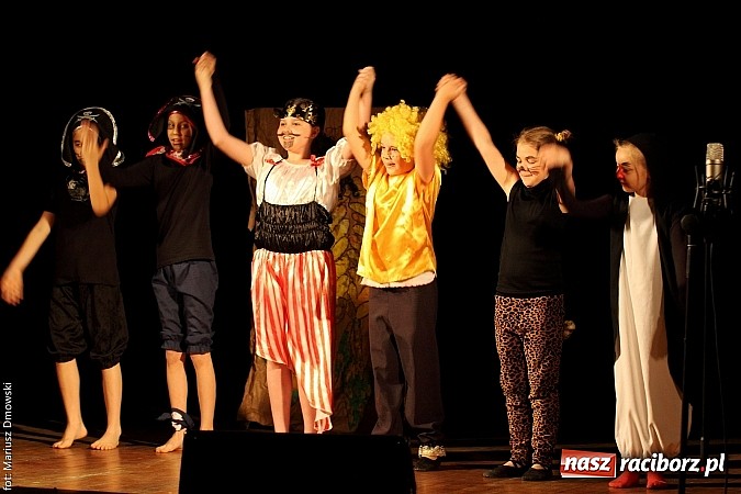 Zdjęcie w galerii na portalu naszraciborz.pl: Scena w Kuźni Raciborskiej pękała w szwach. 130 młodych aktorów na scenie MOKSiR wiadomości z regionu