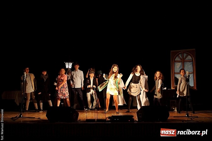 Zdjęcie w galerii na portalu naszraciborz.pl: Scena w Kuźni Raciborskiej pękała w szwach. 130 młodych aktorów na scenie MOKSiR wiadomości z regionu