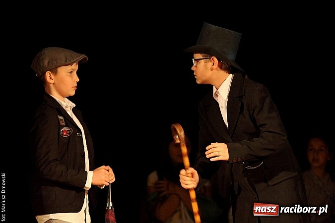 Zdjęcie w galerii na portalu naszraciborz.pl: Scena w Kuźni Raciborskiej pękała w szwach. 130 młodych aktorów na scenie MOKSiR wiadomości z regionu