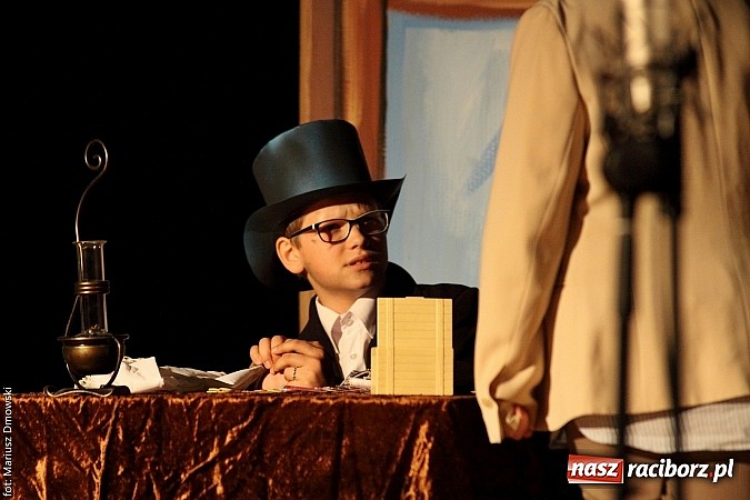 Zdjęcie w galerii na portalu naszraciborz.pl: Scena w Kuźni Raciborskiej pękała w szwach. 130 młodych aktorów na scenie MOKSiR wiadomości z regionu