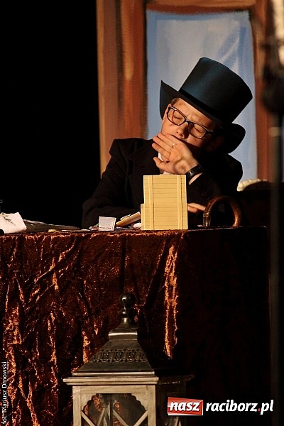 Zdjęcie w galerii na portalu naszraciborz.pl: Scena w Kuźni Raciborskiej pękała w szwach. 130 młodych aktorów na scenie MOKSiR wiadomości z regionu