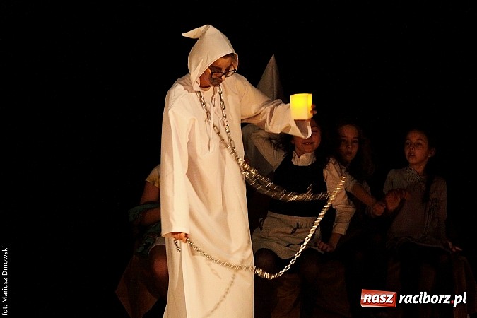 Zdjęcie w galerii na portalu naszraciborz.pl: Scena w Kuźni Raciborskiej pękała w szwach. 130 młodych aktorów na scenie MOKSiR wiadomości z regionu