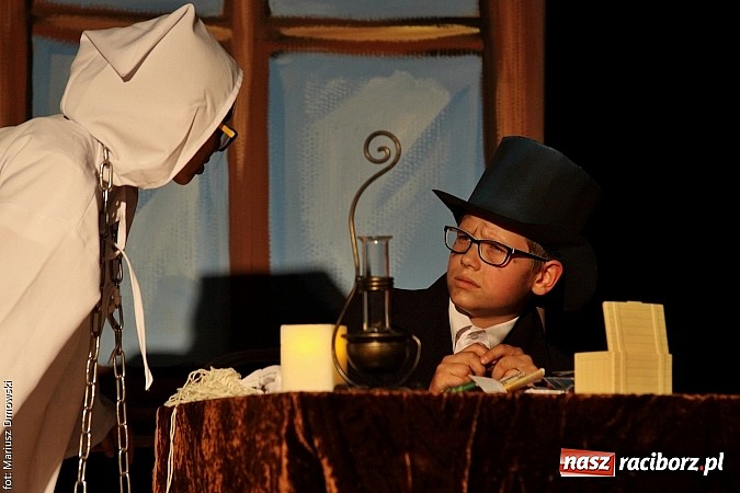 Zdjęcie w galerii na portalu naszraciborz.pl: Scena w Kuźni Raciborskiej pękała w szwach. 130 młodych aktorów na scenie MOKSiR wiadomości z regionu