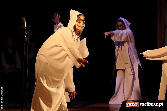 Zdjęcie w galerii na portalu naszraciborz.pl: Scena w Kuźni Raciborskiej pękała w szwach. 130 młodych aktorów na scenie MOKSiR wiadomości z regionu