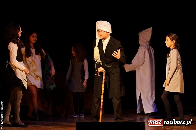 Zdjęcie w galerii na portalu naszraciborz.pl: Scena w Kuźni Raciborskiej pękała w szwach. 130 młodych aktorów na scenie MOKSiR wiadomości z regionu