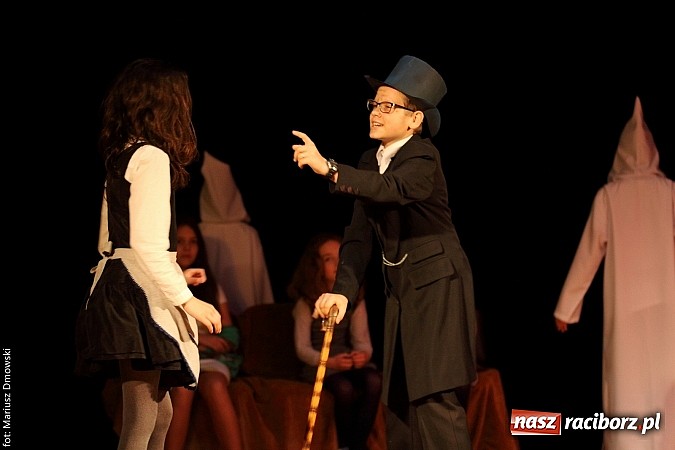 Zdjęcie w galerii na portalu naszraciborz.pl: Scena w Kuźni Raciborskiej pękała w szwach. 130 młodych aktorów na scenie MOKSiR wiadomości z regionu