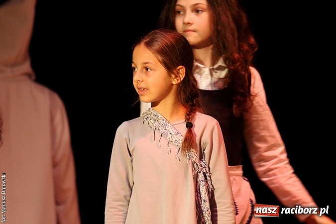 Zdjęcie w galerii na portalu naszraciborz.pl: Scena w Kuźni Raciborskiej pękała w szwach. 130 młodych aktorów na scenie MOKSiR wiadomości z regionu