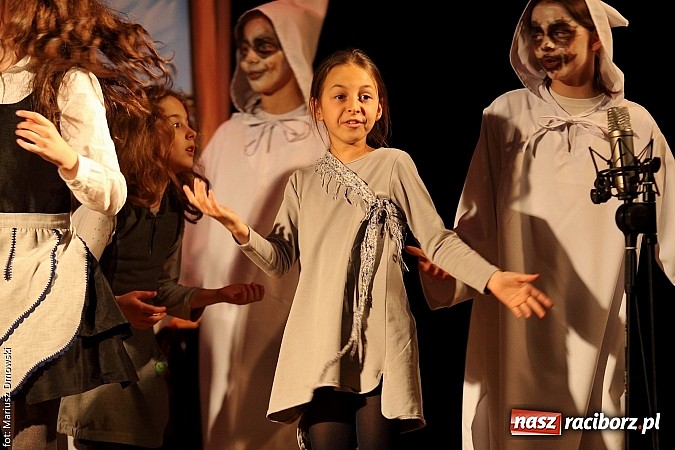 Zdjęcie w galerii na portalu naszraciborz.pl: Scena w Kuźni Raciborskiej pękała w szwach. 130 młodych aktorów na scenie MOKSiR wiadomości z regionu