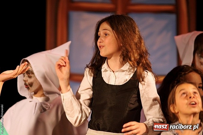 Zdjęcie w galerii na portalu naszraciborz.pl: Scena w Kuźni Raciborskiej pękała w szwach. 130 młodych aktorów na scenie MOKSiR wiadomości z regionu