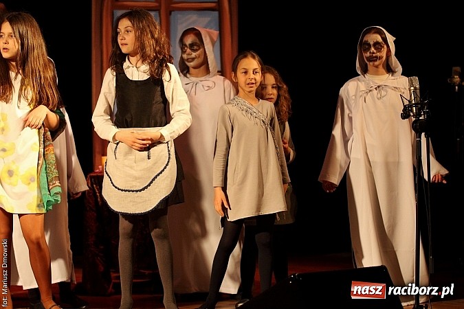 Zdjęcie w galerii na portalu naszraciborz.pl: Scena w Kuźni Raciborskiej pękała w szwach. 130 młodych aktorów na scenie MOKSiR wiadomości z regionu