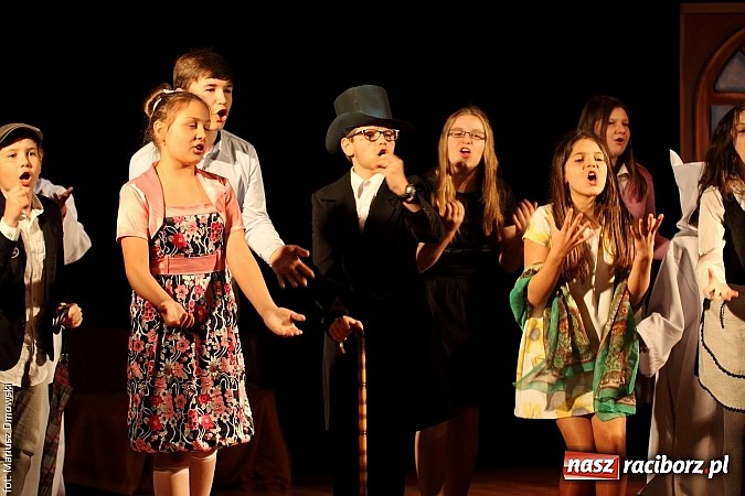 Zdjęcie w galerii na portalu naszraciborz.pl: Scena w Kuźni Raciborskiej pękała w szwach. 130 młodych aktorów na scenie MOKSiR wiadomości z regionu