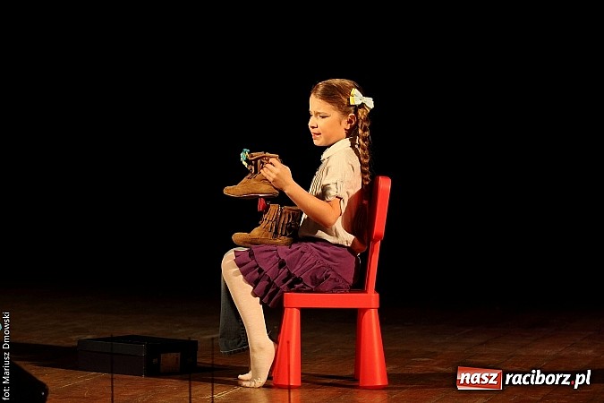 Zdjęcie w galerii na portalu naszraciborz.pl: Scena w Kuźni Raciborskiej pękała w szwach. 130 młodych aktorów na scenie MOKSiR wiadomości z regionu