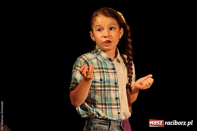 Zdjęcie w galerii na portalu naszraciborz.pl: Scena w Kuźni Raciborskiej pękała w szwach. 130 młodych aktorów na scenie MOKSiR wiadomości z regionu